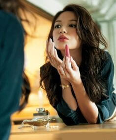 화장을-마치고-마지막으로-빨간-립스틱을-바르는-여자