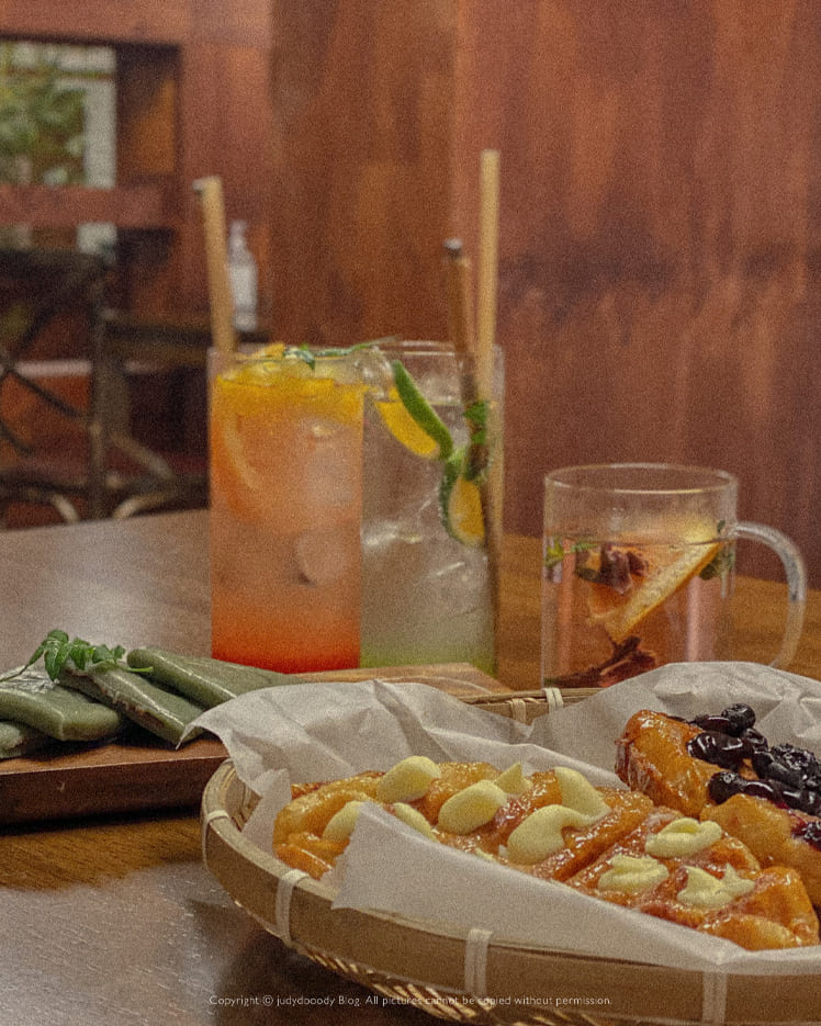 카페 음료와 디저트