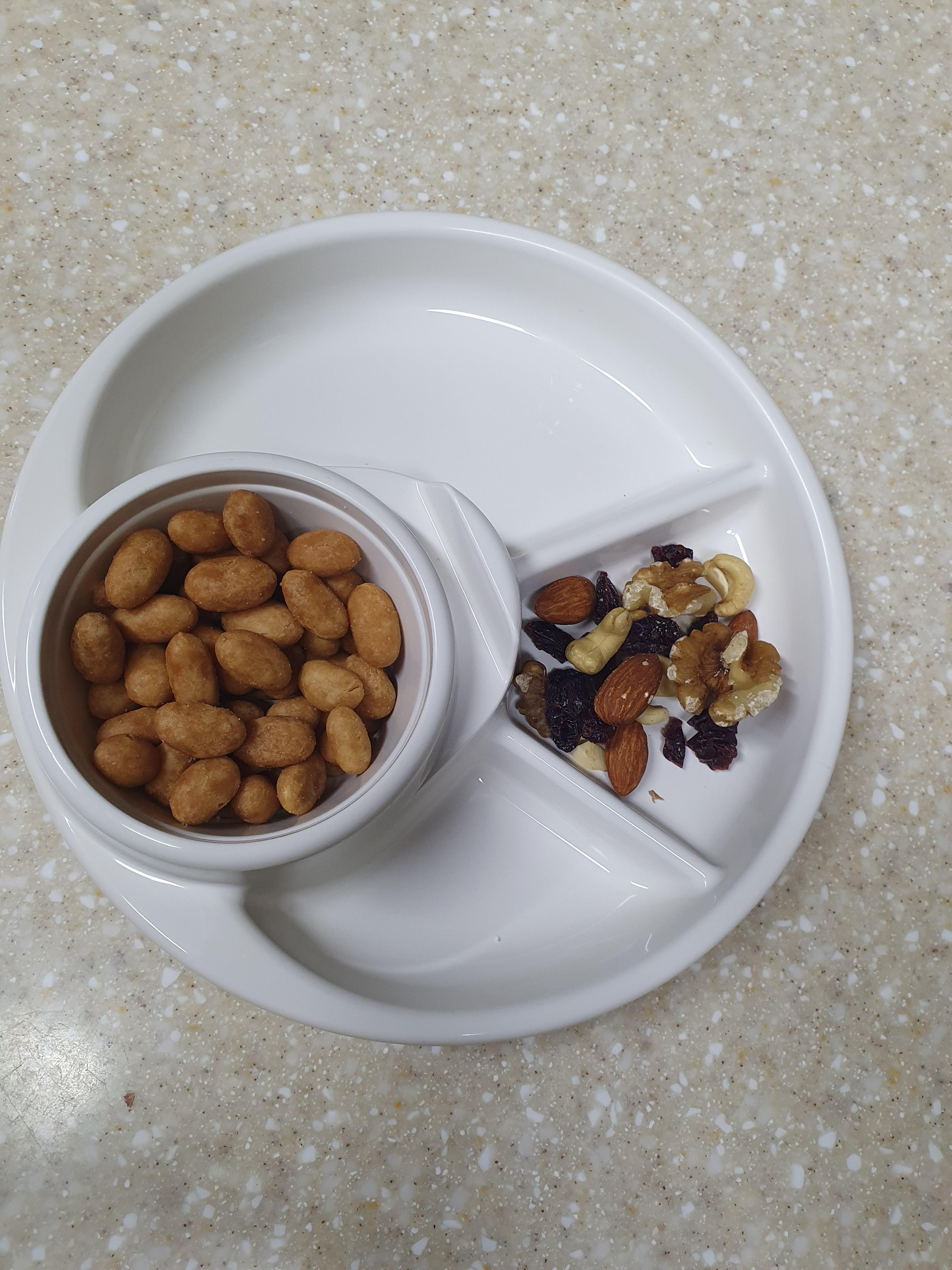 맥주 안주 만드는중 왼쪽은 꿀땅콩 오른쪽은 포켓넛츠 하루견과 1봉지 양입니다.