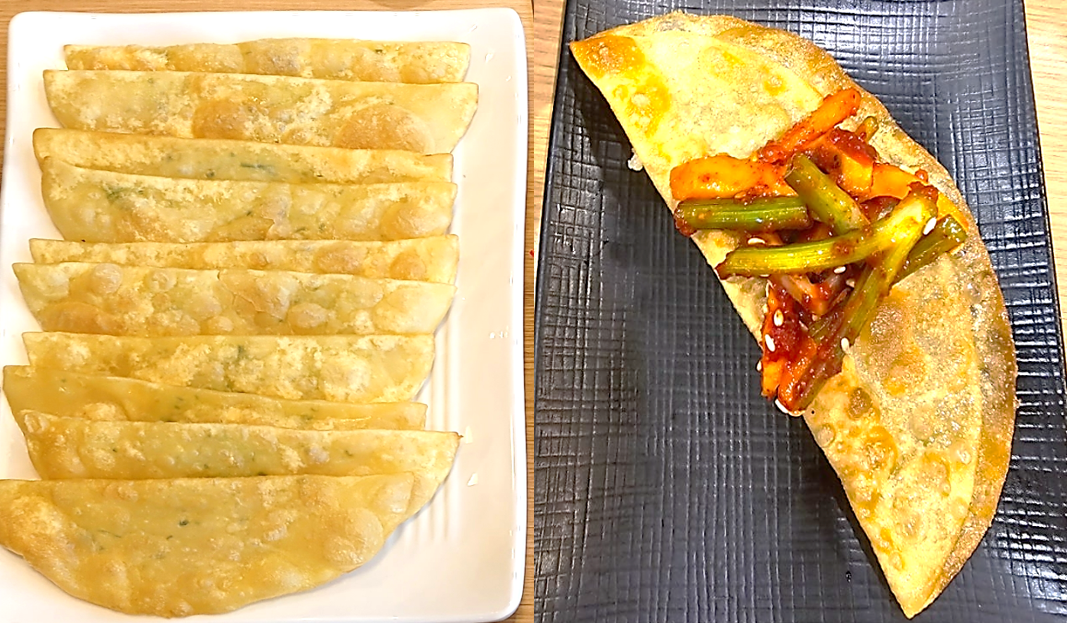 납작만두와 납작만두 위에 호남무침회가 얹어진 모습