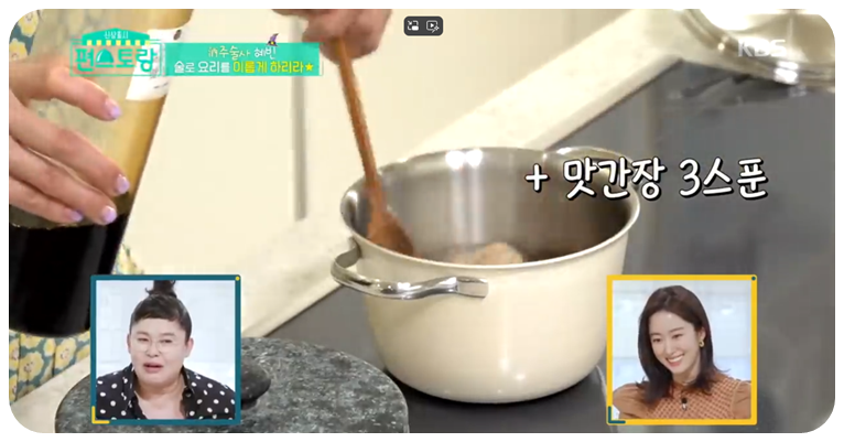 물이 끓으면 재워둔 연근과 맛간장을 넣고 졸입니다