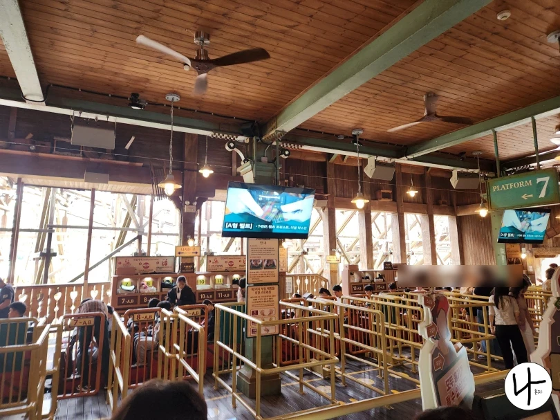 티익스프레스-기다리는-사람들