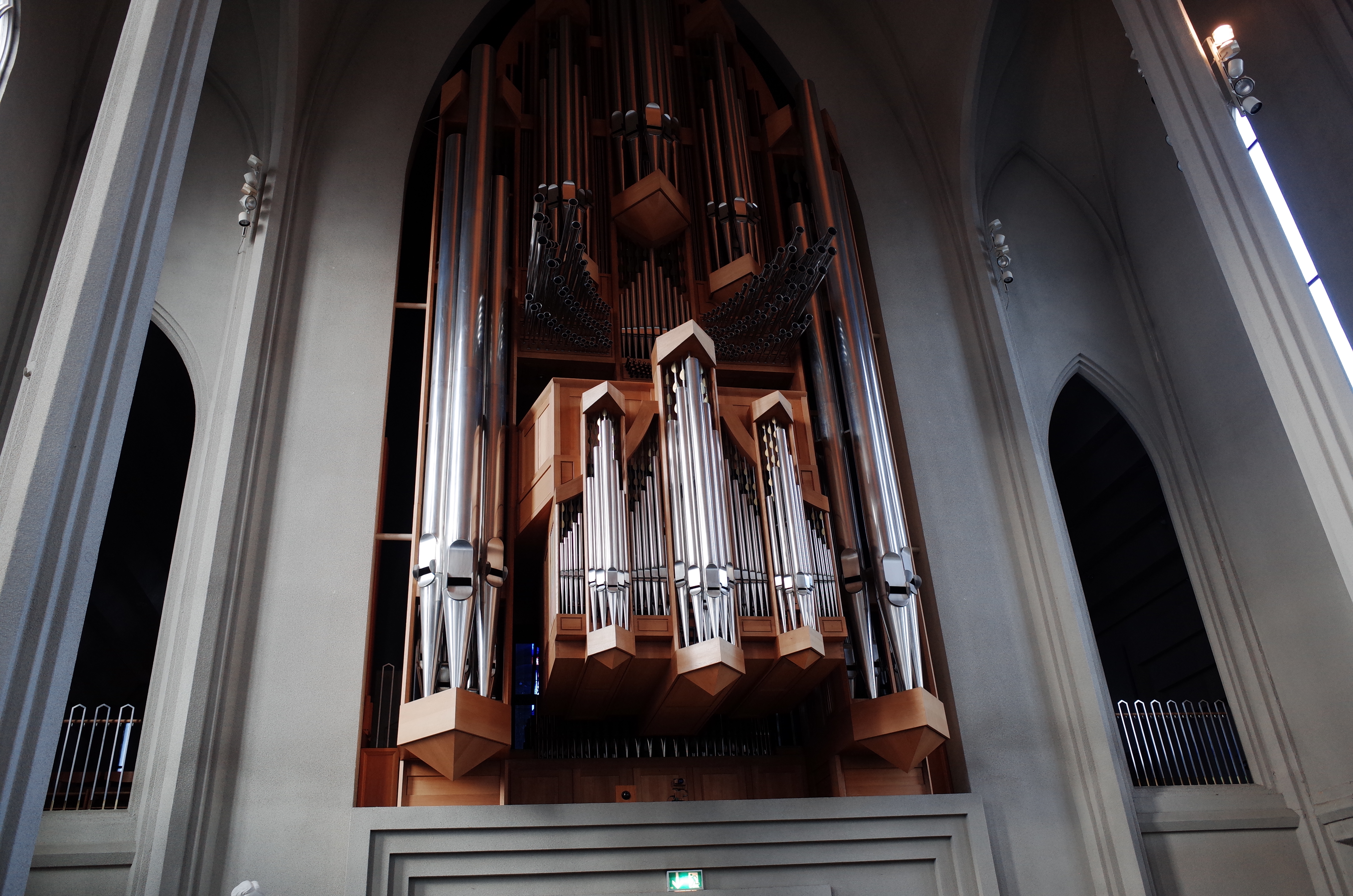 성당 내부에 설치된 5,275개의 파이프로 구성된 현대적이고 거대한 파이프 오르간 상세 모습