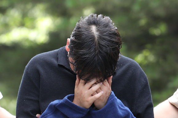 어머니와 말다툼을 벌이다 흉기로 찔러 숨지게 한 A씨가 지난 8월 4일 서울 양천구 서울남부지방법원에서 열린 구속 전 피의자심문(영장실질심사)에 출석하고 있다. [사진=뉴시스]