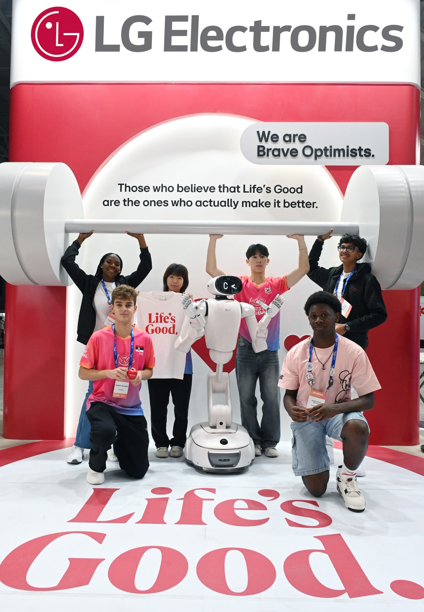 LG 클로이드와 함께 기념촬영하는 퍼스트 글로벌 챌린지 참가 청소년들