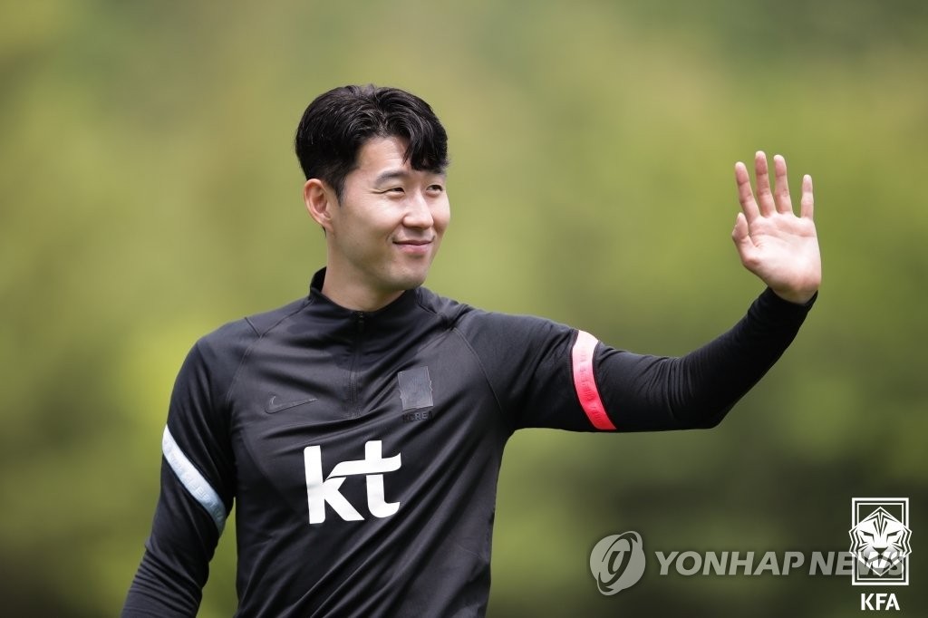 NFC 오픈트레이닝에서 손흔드는 손흥민 선수