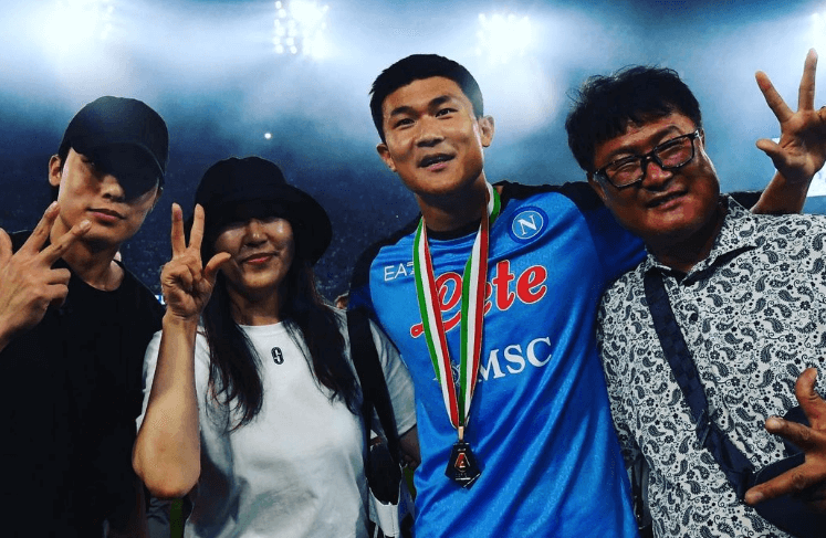 팬들과 사진 찍고 있는 김민재 선수