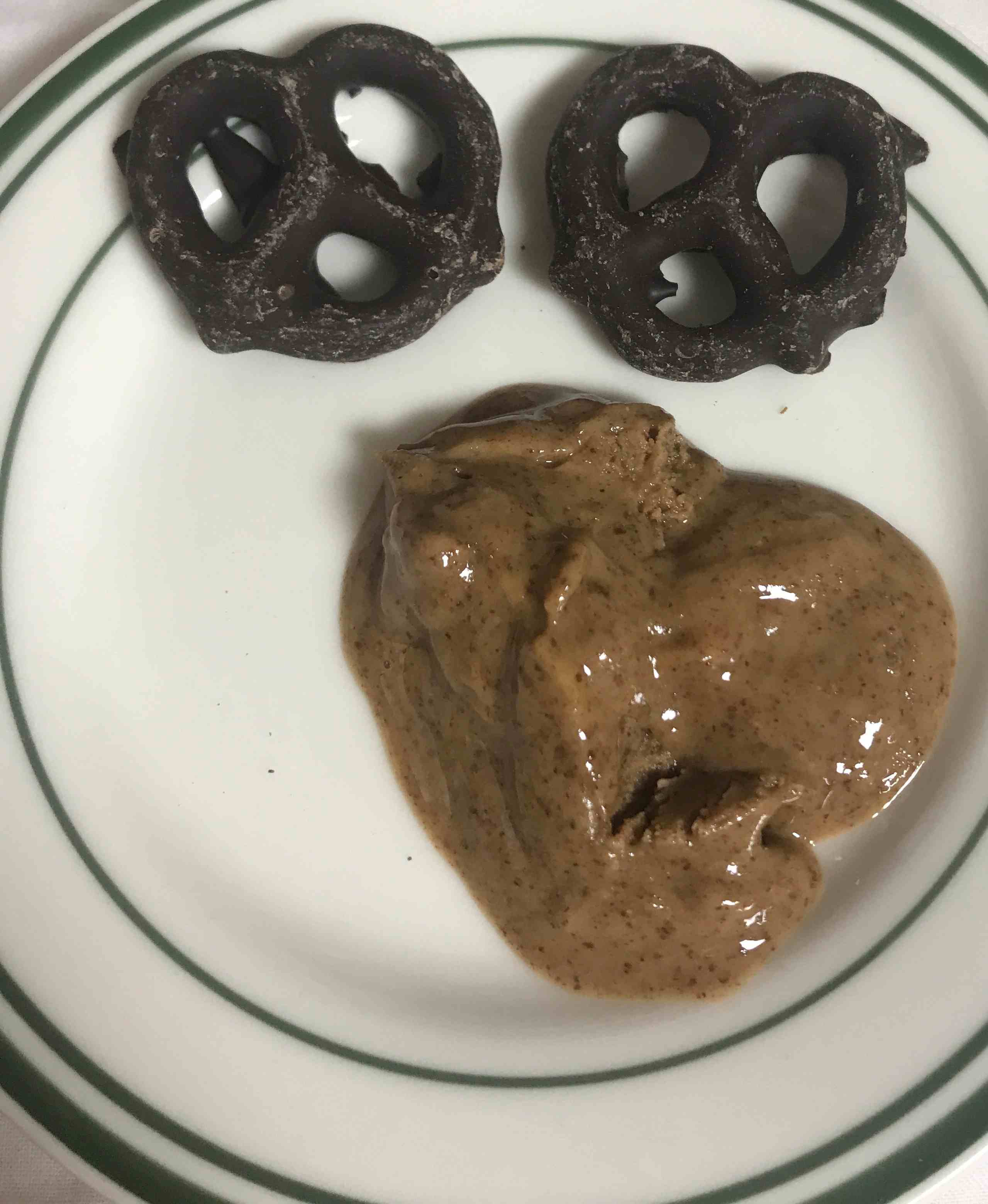 아이허브 케바라 아몬드버터를 접시에 담은 모습