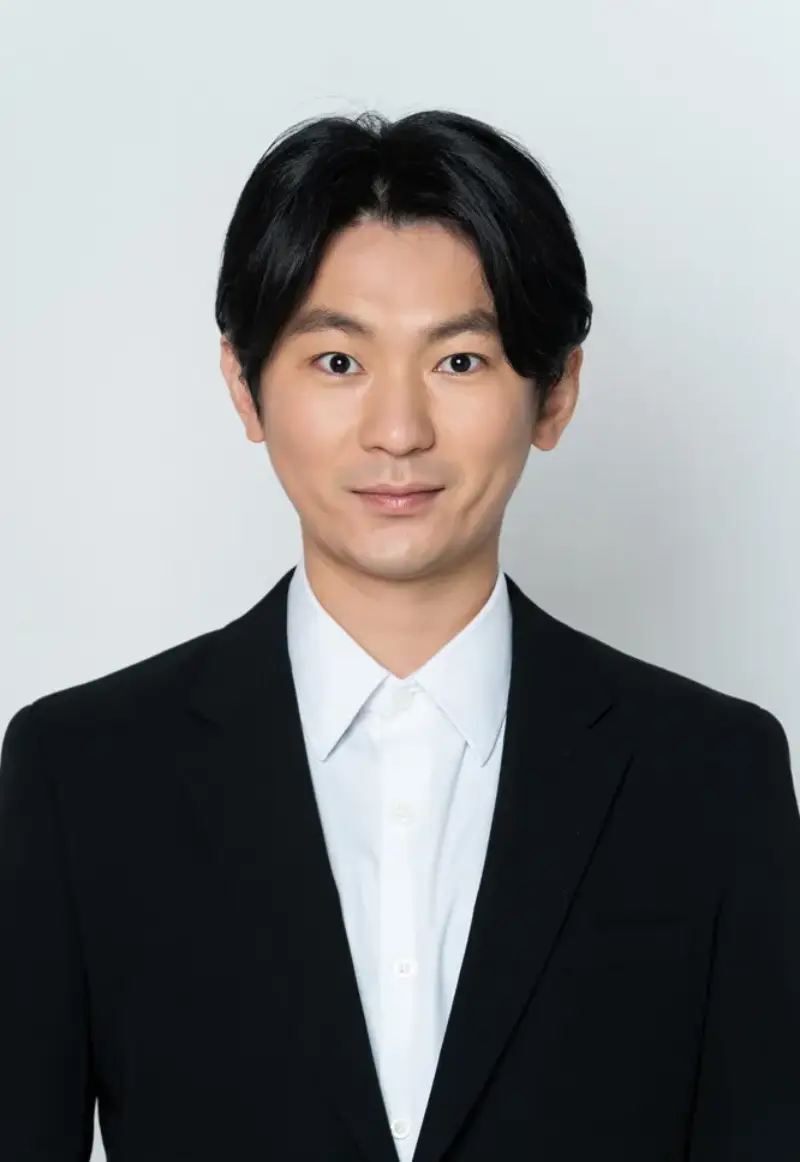 흰색을 배경으로 검은 정장을 입고 있는 소방서 옆 경찰서 그리고 국과수의 공명필