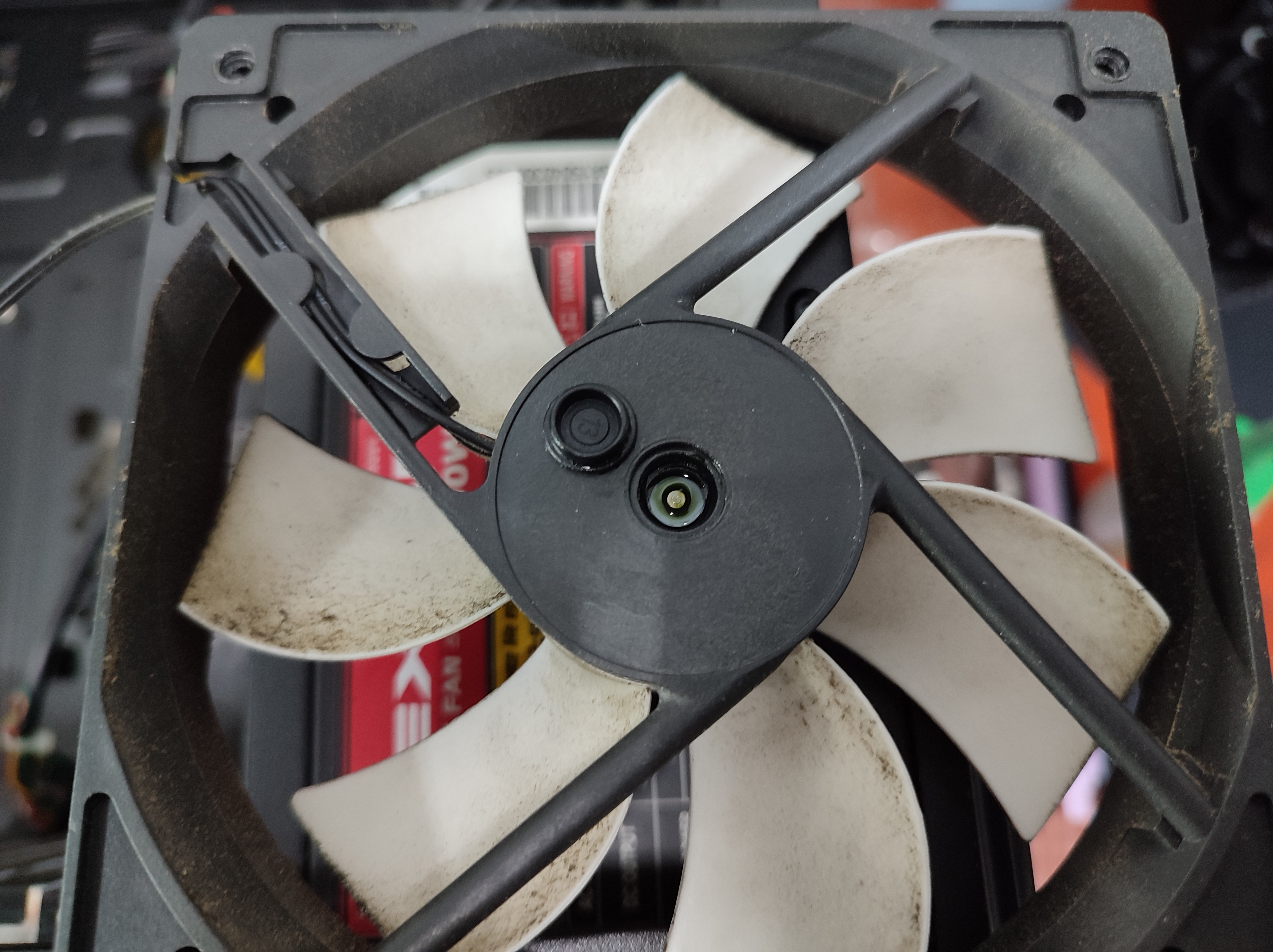 플라스틱 마개를 닫았는데 기름이 묻었네요.