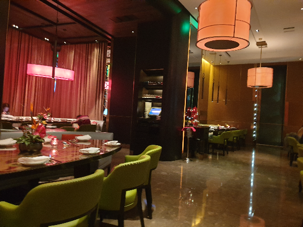 붉은색 조명으로 차이니즈 레스토랑 정체성을 살림