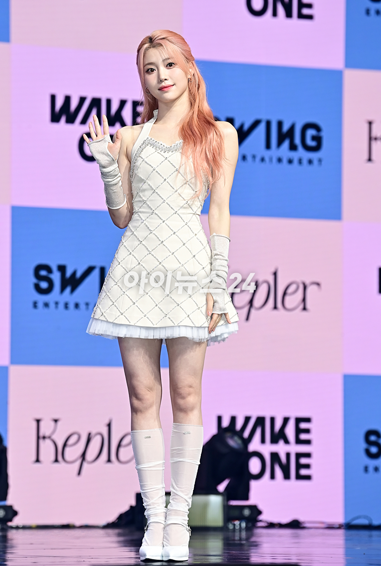 걸그룹 케플러(Kep1er) 샤오팅이 25일 오후 서울 광진구 예스24 라이브홀에서 열린 다섯 번째 미니앨범 'Magic Hour' 쇼케이스에서 포토타임을 갖고 있다. [사진=곽영래 기자]