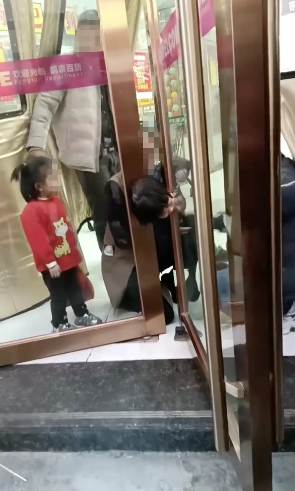 쇼핑몰에서 3세 아동 머리가 문틈에 끼는 사고…문 전체 해체해 구조