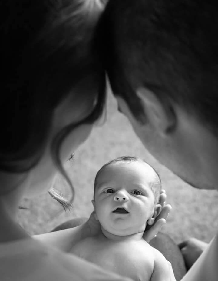 신생아랑 부모가 함께있는 사진
