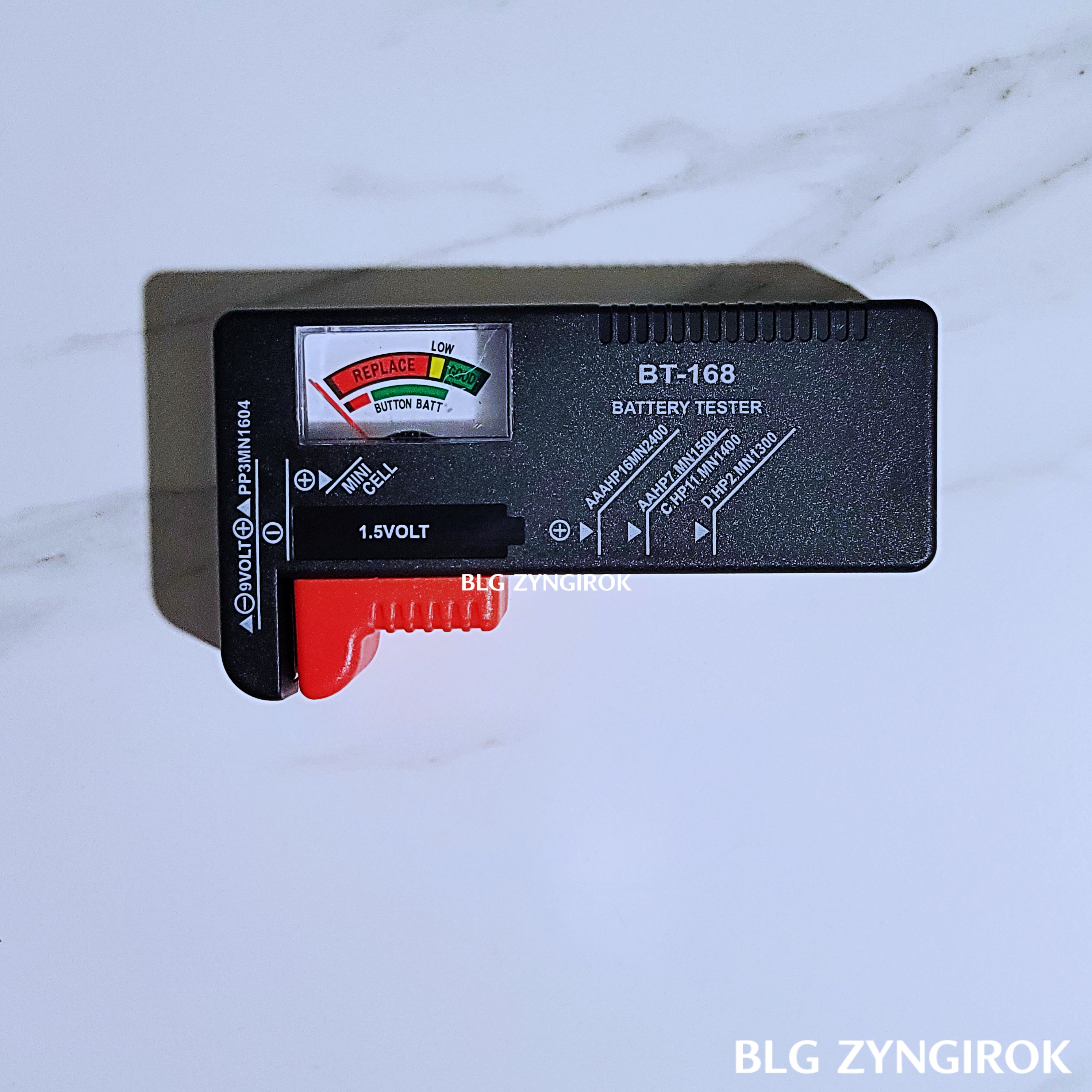 건전지 잔량 확인기 포장을 뜯은 제품이 테이블 위에 놓여있다.