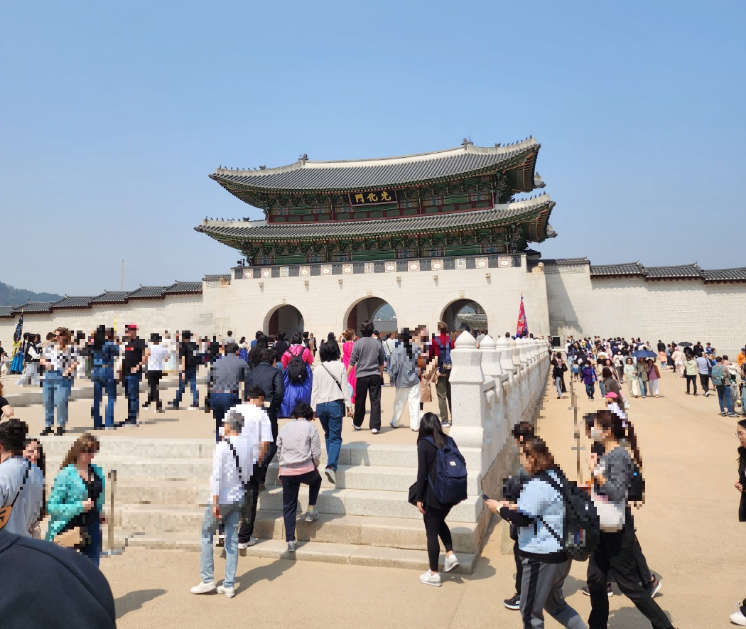 사람들이 붐비는 광화문