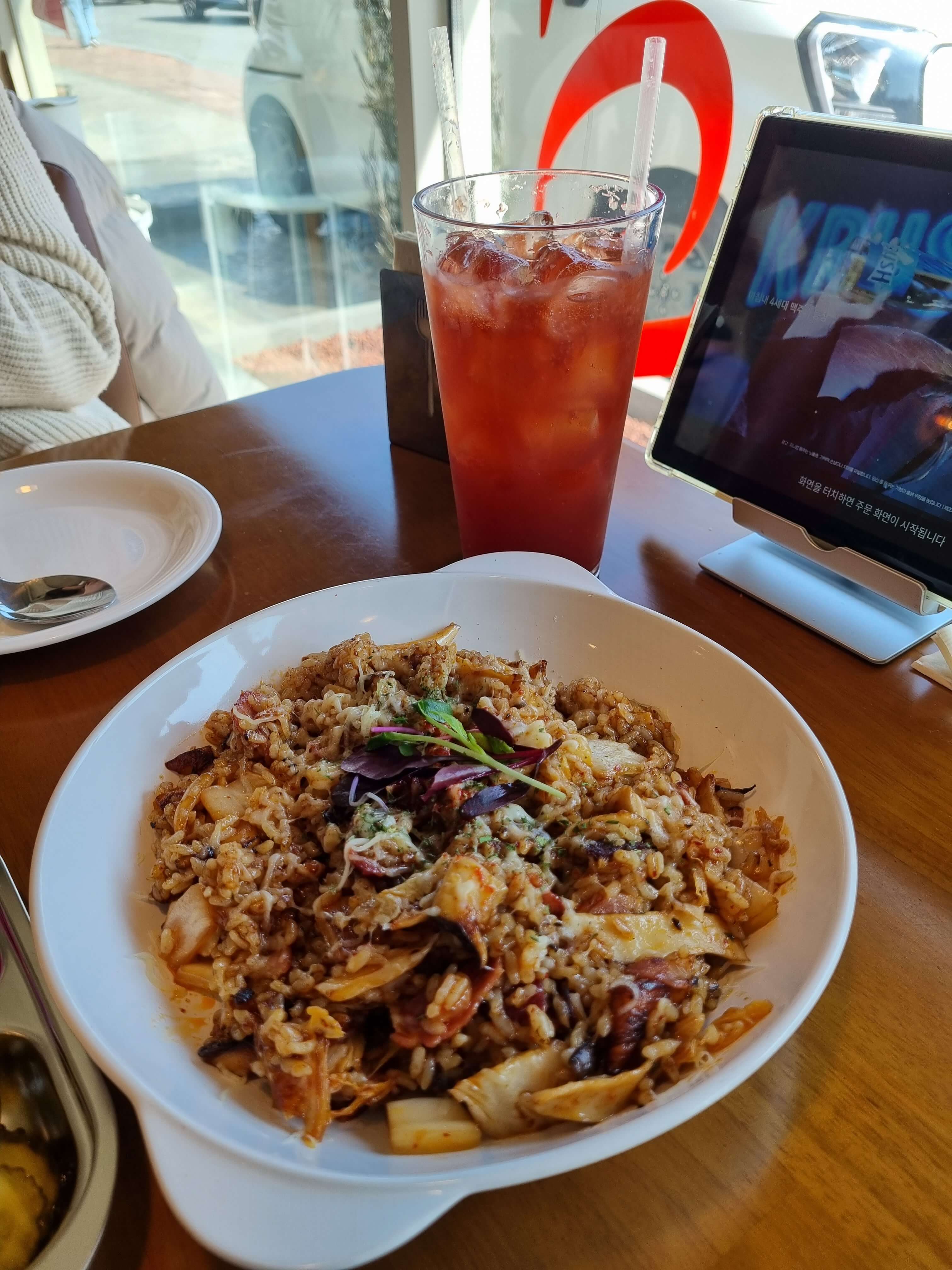 다이닝온 김치필라프와 자몽에이드
