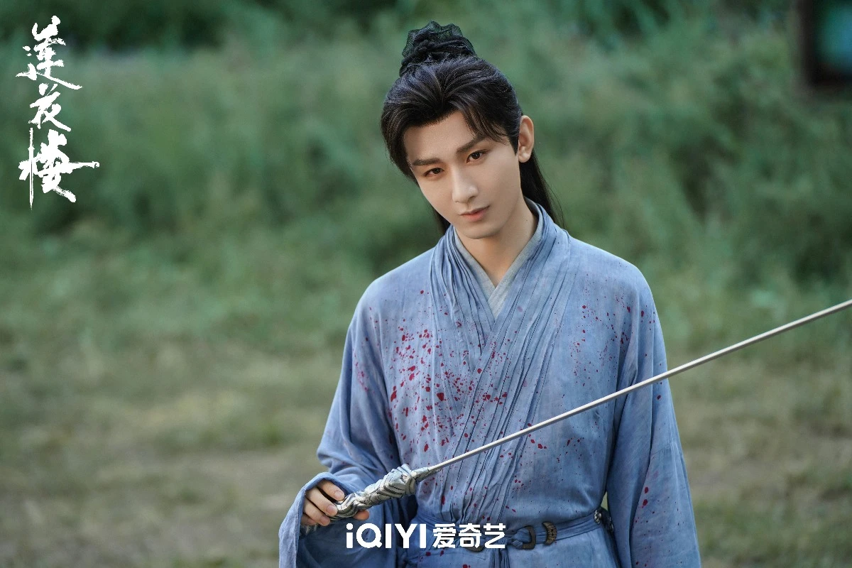 피묻은-옷에-칼을-들고-서있는-이연화-성의, 연화루