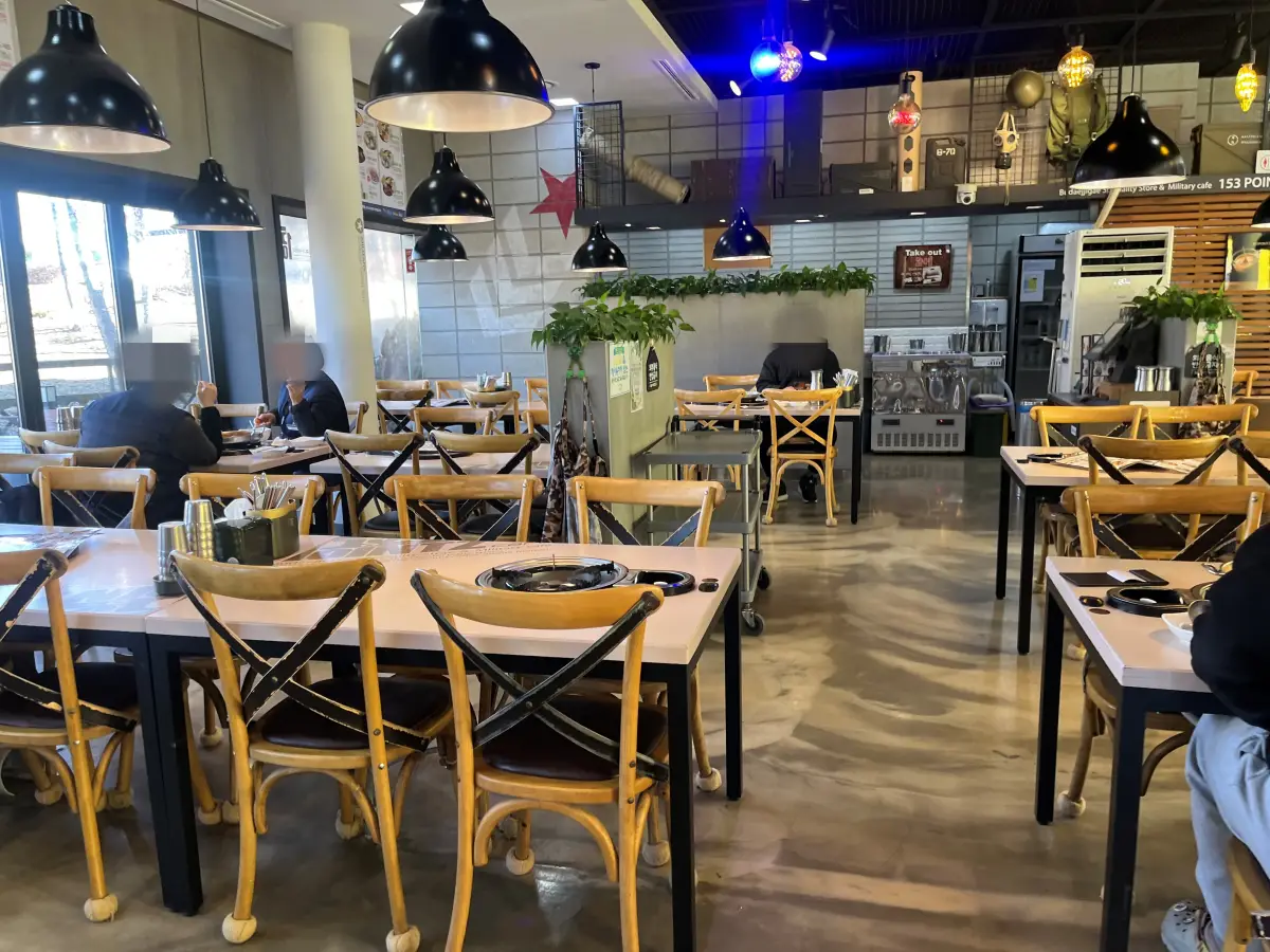 덕평휴게소-153포인츠 부대찌개-내부자리