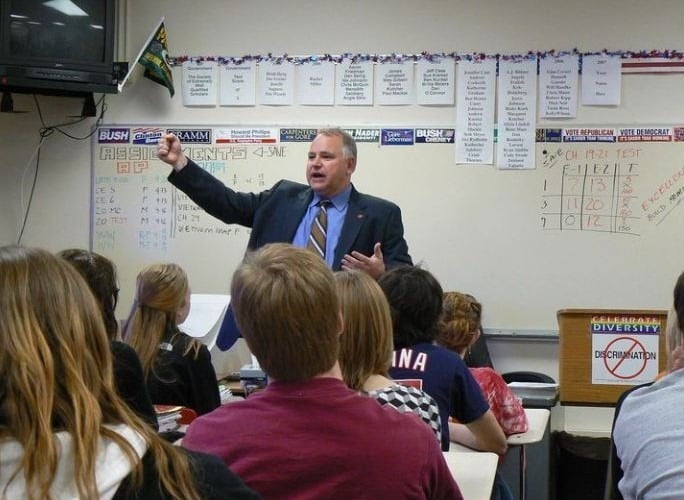 팀 월즈 주지사는 자신의 SNS에 학생들 앞에서 강의하는 모습이 담긴 사진을 게시하기도 했다.