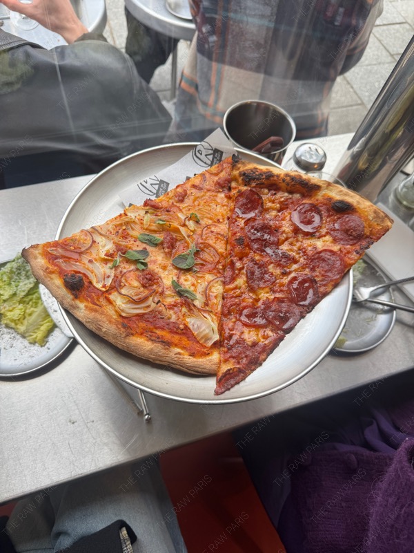 메뉴는 스페셜 피자와 페퍼로니