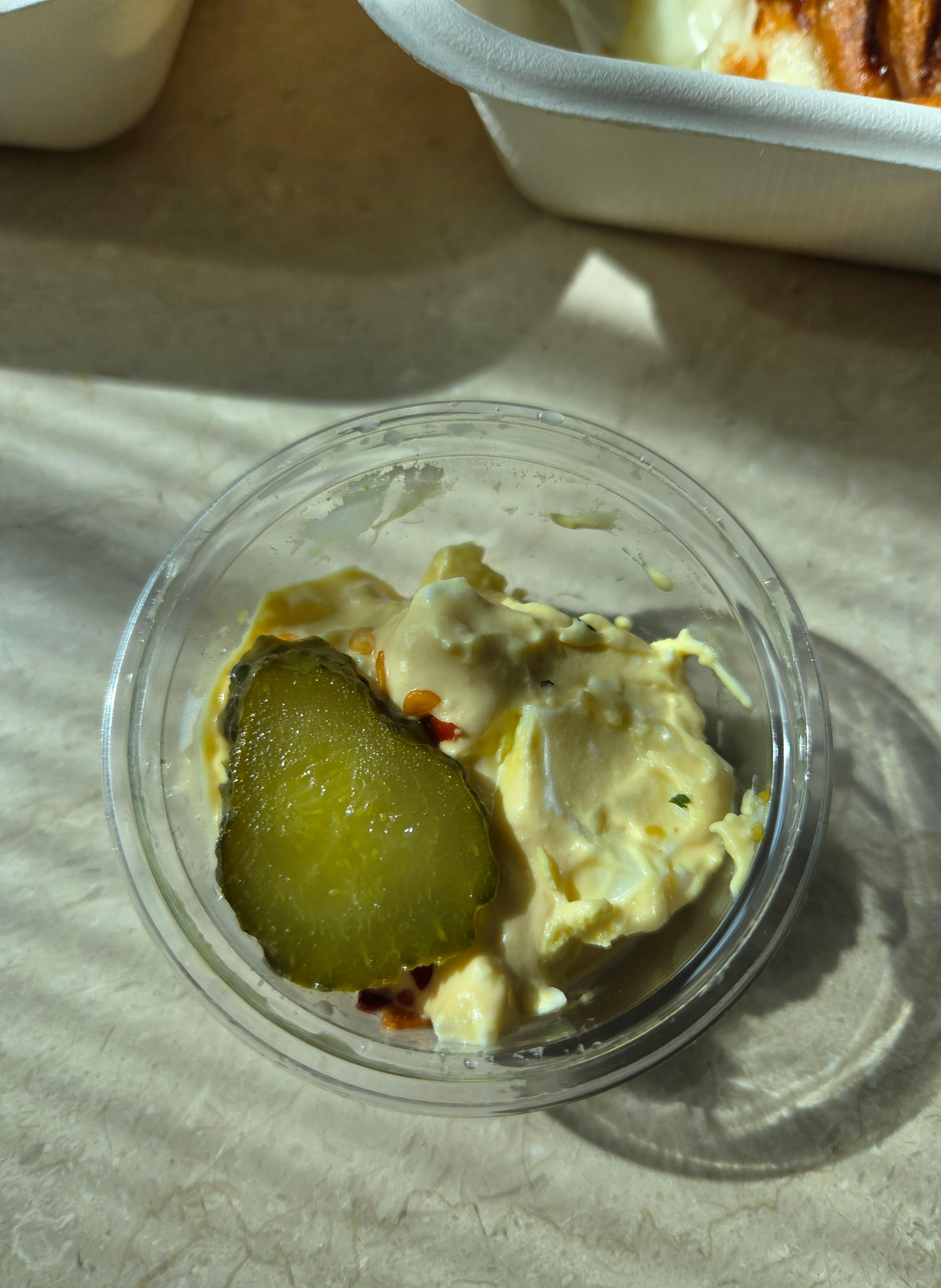 크레스타운 커피 포장 세트에 포함된 부드러운 에그 샐러드와 피클