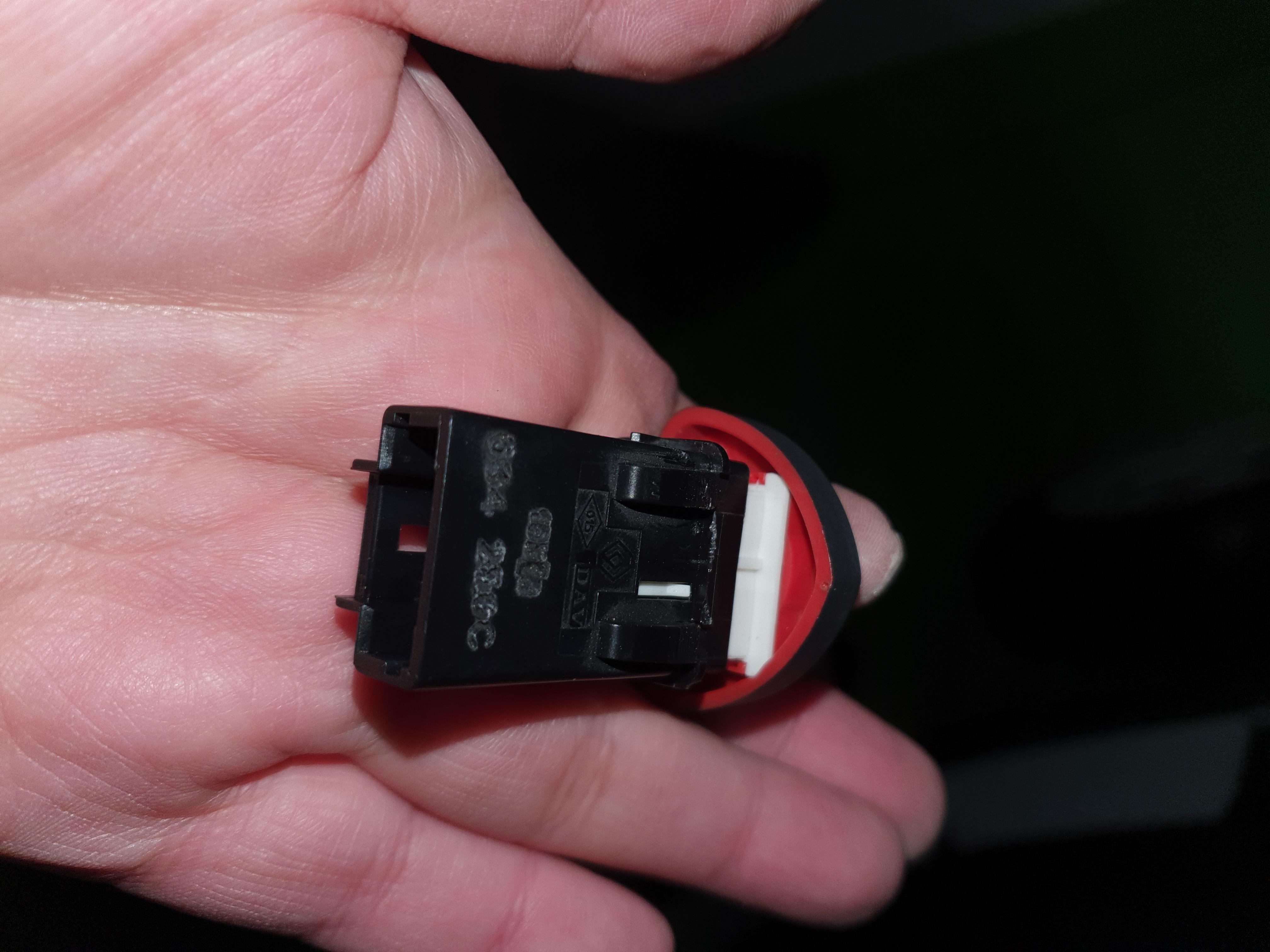 트위지 비상등 스위치 모양1 앞면