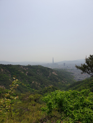 아차산 정상에서 내려다본 서울 시내 전경. 고지혈증 극복을 위한 등산 사진.
