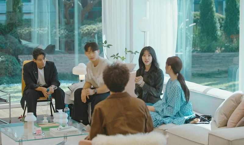 환승연애3 입주자들이 소파에 앉아 함께 대화를 나누는 모습