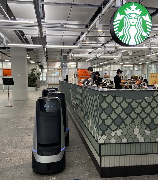 스타벅스의 로봇 기술과 자동화 시스템