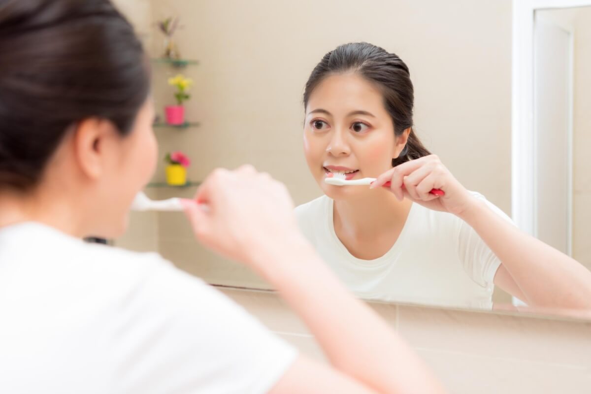 양치질하는-여성