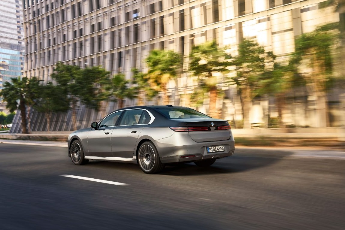 BMW 7시리즈 (도로 위를 역동적으로 주행하는 740d xDrive 블랙트림) /사진=BMW 공식