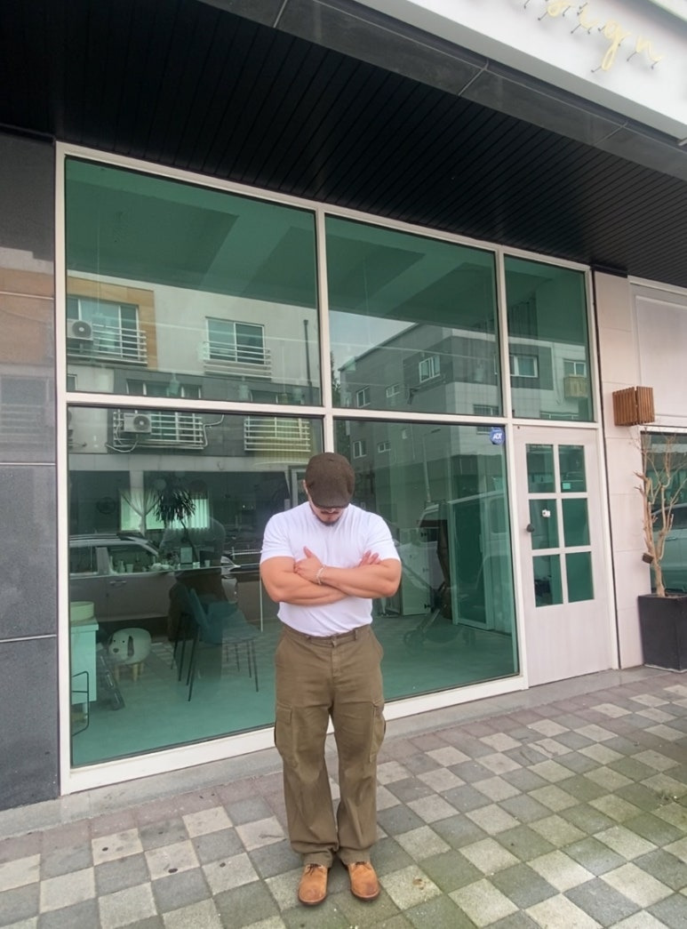 데일리룩(2025. 7. 30.)와일드브릭스 헤링본 헌팅캡 브라운, 무신사 무신사스탠다드 쿨탠다드 반팔 티셔츠 화이트, 프리즘웍스 카고 팬츠 카키, 레드윙 아이언레인저 호손뮬스키너