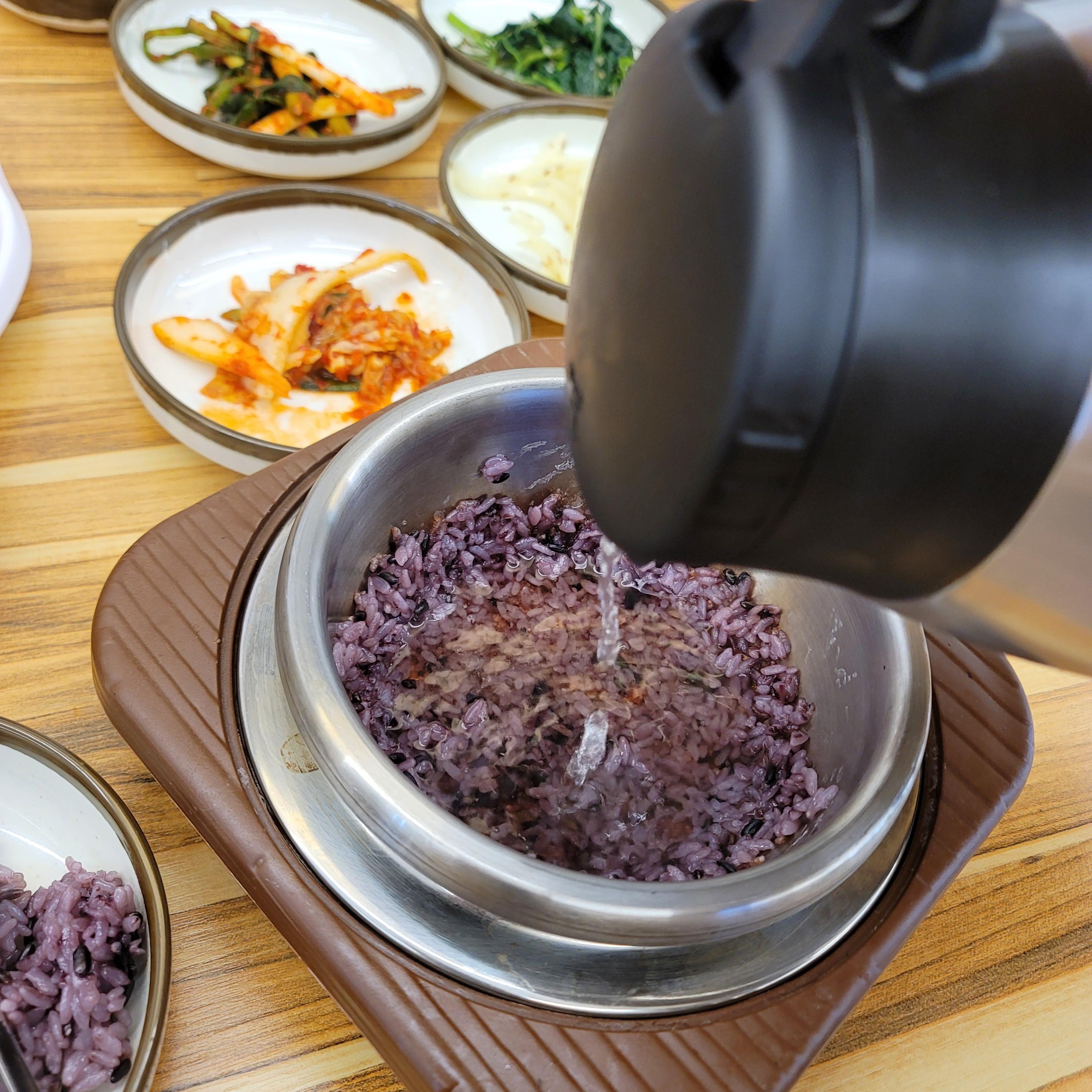 솥밥에 뜨거운 물 붓는 모습