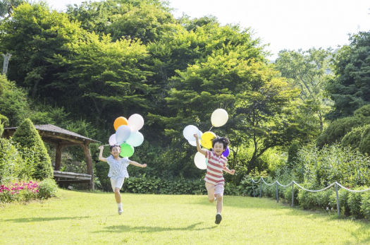 복지멤버십 풍선을 들고 뛰어노는 아이들