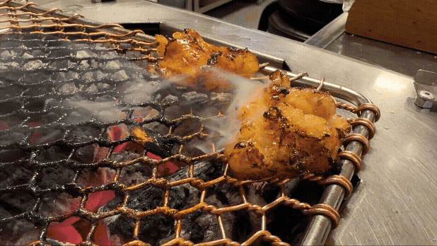 세광양대창 정자점 불판 위에서 마지막 대창이 노릇하게 구워지는 장면, 불길이 살짝 타오르며 고소한 향이 느껴지는 모습