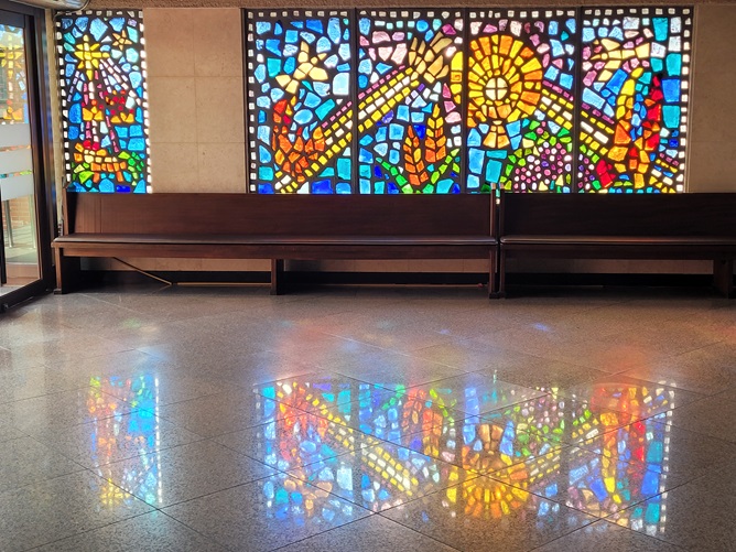 당산동성당에도 이남규 루카 선생님의 스테인드글라스 작품들이 보여서 반가웠습니다.