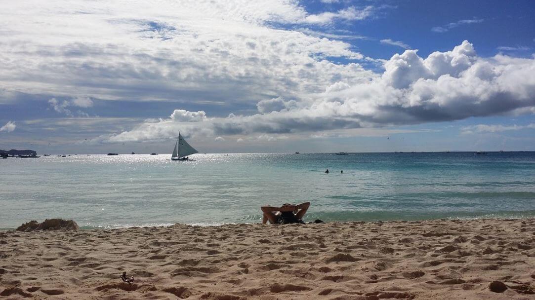 바닷가 넘어 보이는 푸른 하늘