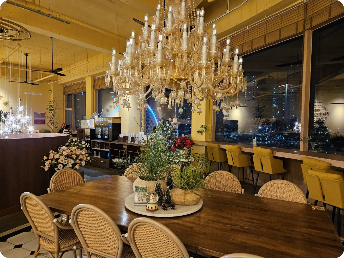 마담파이-하남미사-호수공원점-2층-실내-샹들리에-조명-대형-테이블-단체석