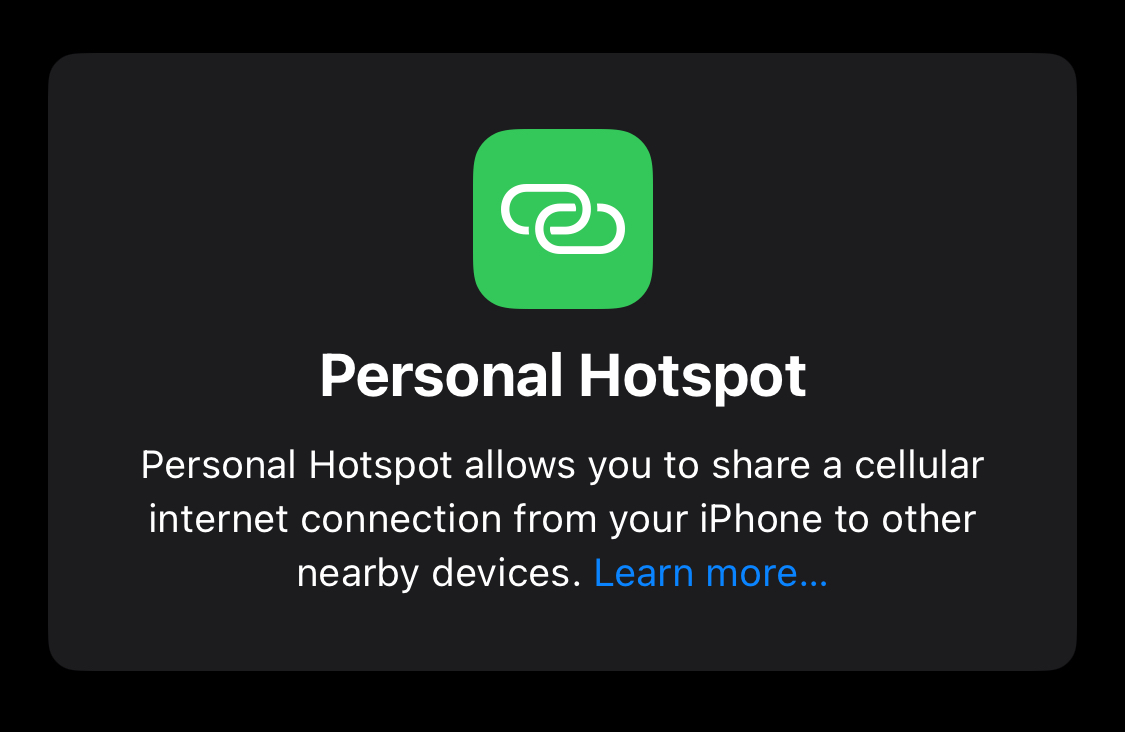 아이폰 개인용 핫스팟 설정 화면. 녹색 체인 아이콘과 함께 핫스팟이 주변 기기와 인터넷 연결을 공유할 수 있다는 설명이 표시됨.