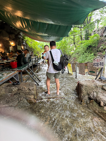 다 먹고 다시 차로 이동하는 찬솔이 아빠와 찬솔이 사진