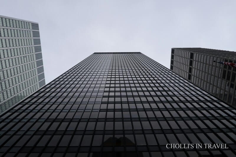 뉴욕 시그램빌딩을 아래서 찍은 모습