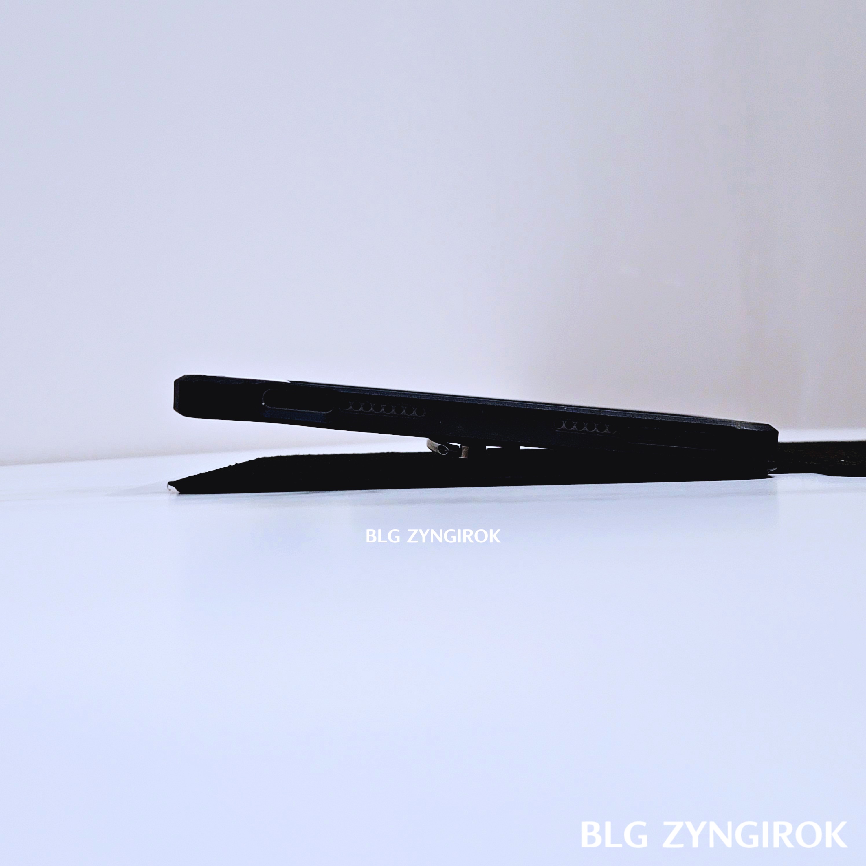 커버가 닫히지 않는 아이패드 미니 모습이다.