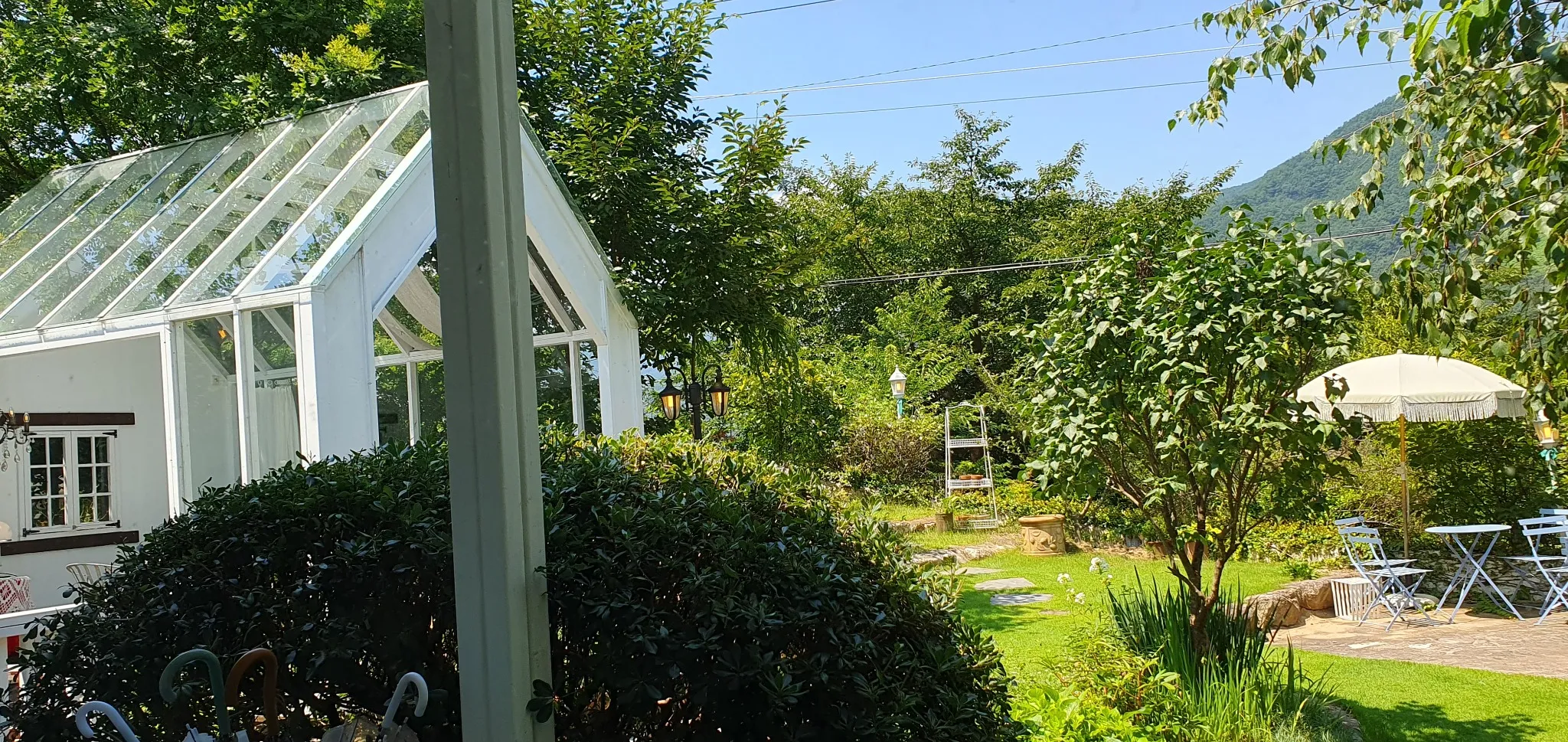 PLANET1020 카페 외관과 정원 풍경