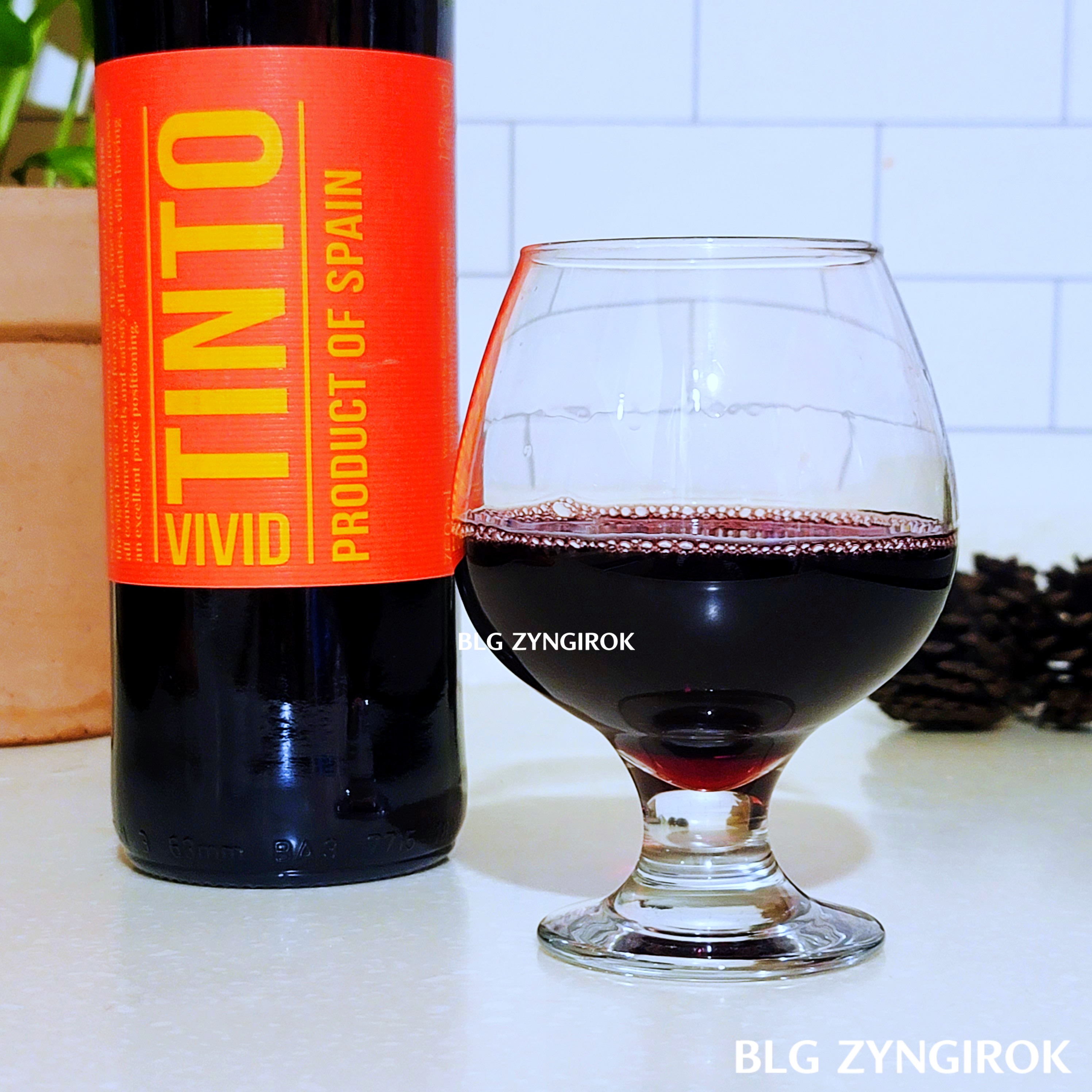 노브랜드-틴토-비비드-와인을-잔에-따라놓은-모습이다.
