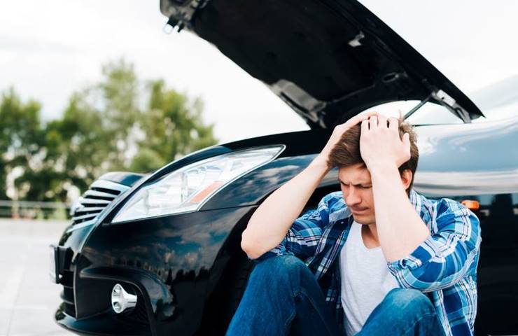 자동차 고장으로 머리를 쥐고있는 남자