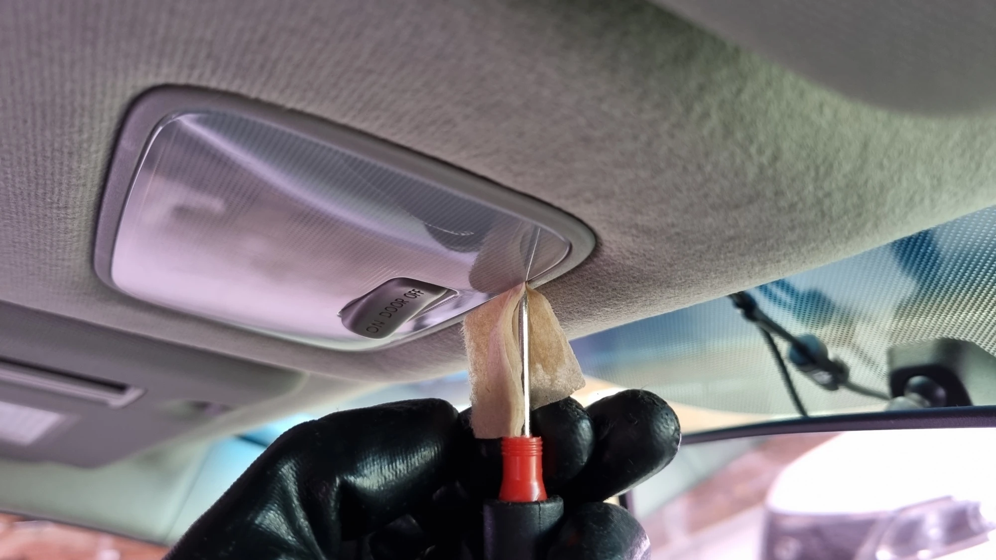 실내등 커버 여는 모습