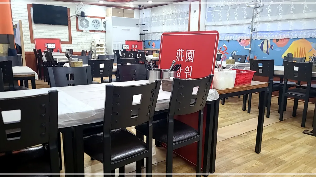 장원산꽃게-내부모습-테이블과-의자들