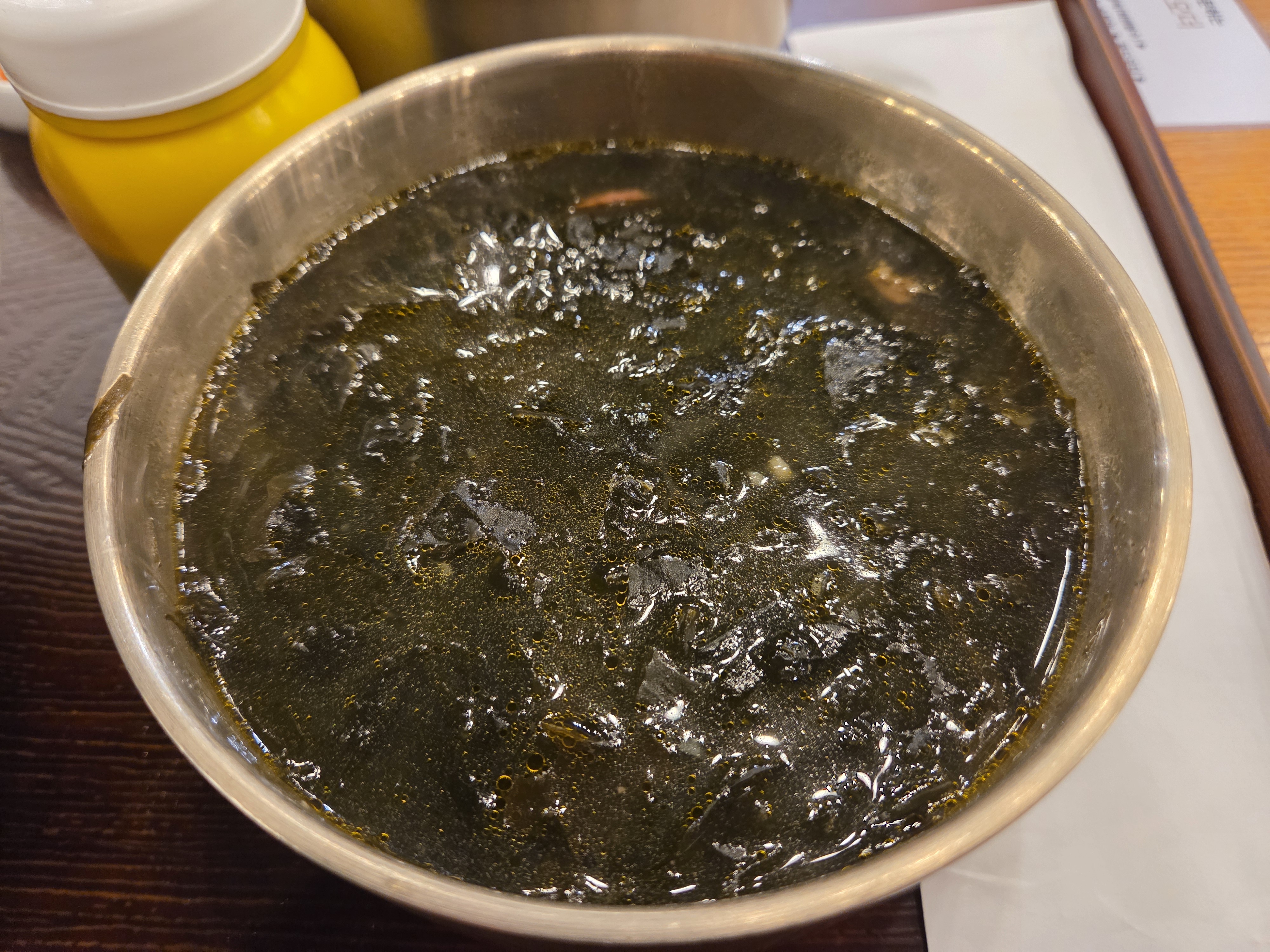 전복과 미역이 가득 들어간 따뜻한 전복 미역국 클로즈업