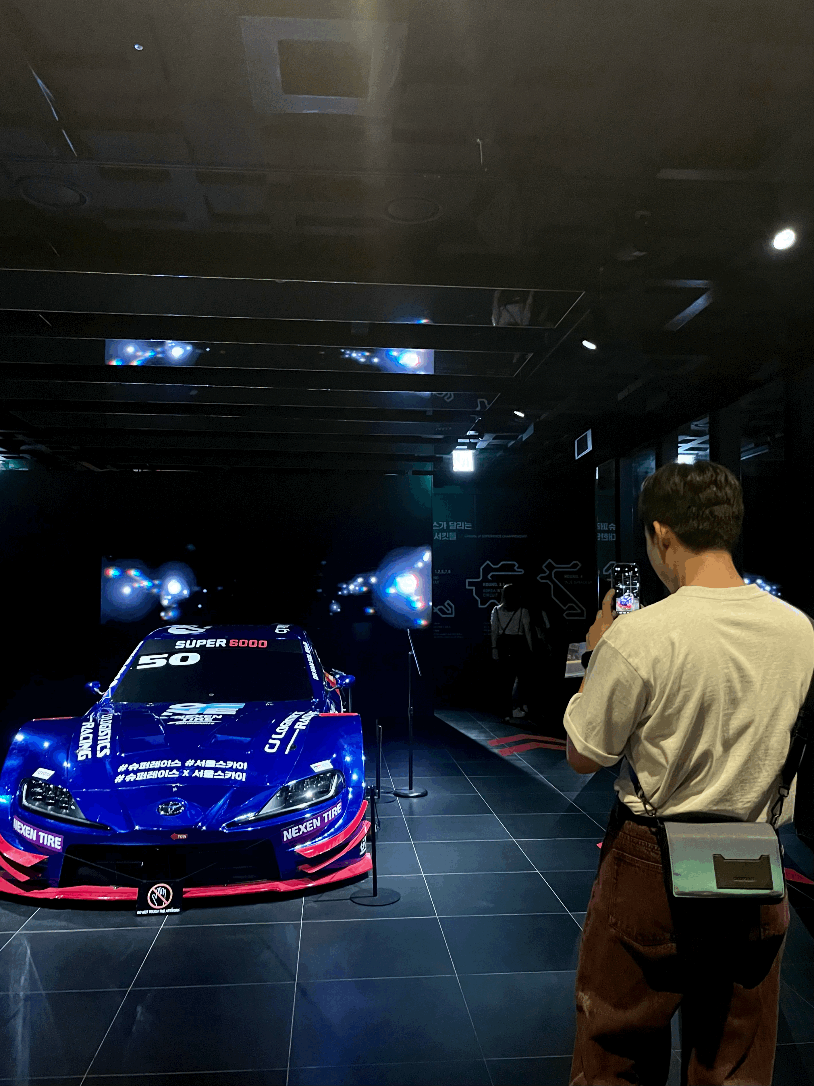 전망대 엘레베이터 가는 길에 전시되어 있는 레이싱카! 그걸 찍고 있는 나! 의모습